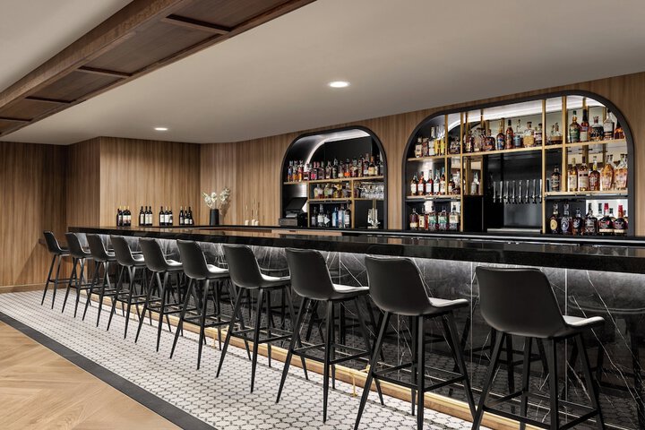 Lounge 142 of 147