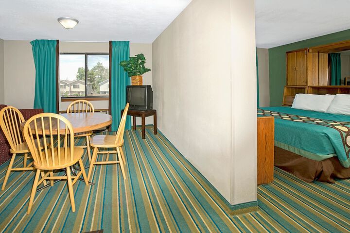 Room 11 of 18