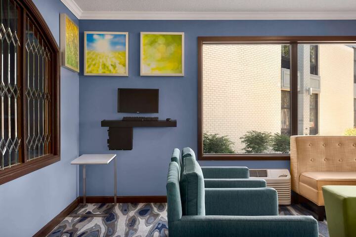 Days Inn & Suites by Wyndham Merrillville