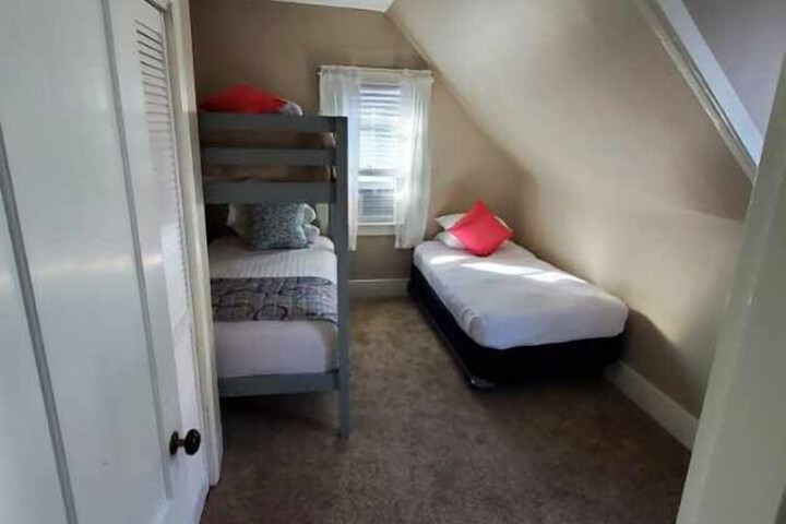 Room 103 of 194