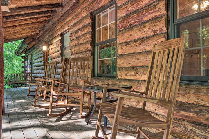 Secluded Cabin w / Spacious Kitchen & Dining Area!