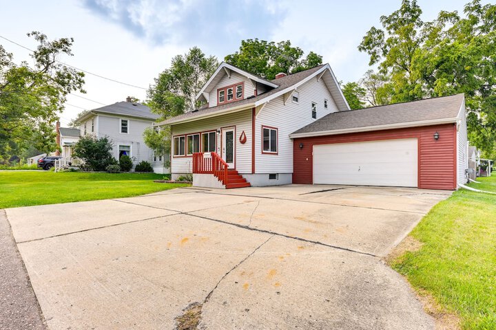 Grand Blanc Rental w / Gas Grill & Private Yard