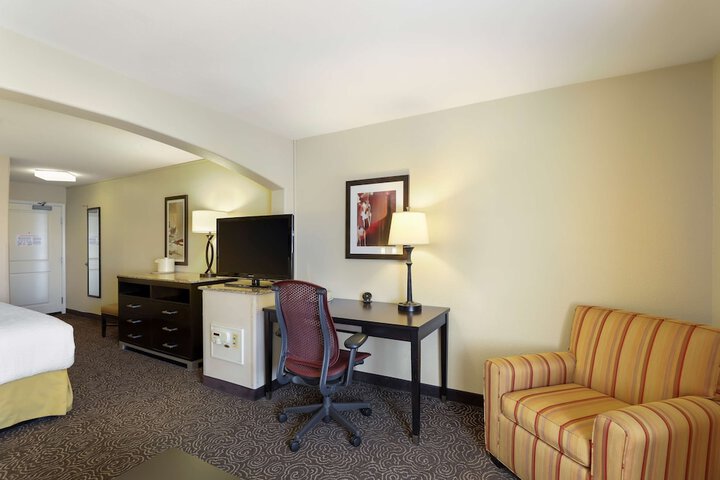 Room 27 of 34