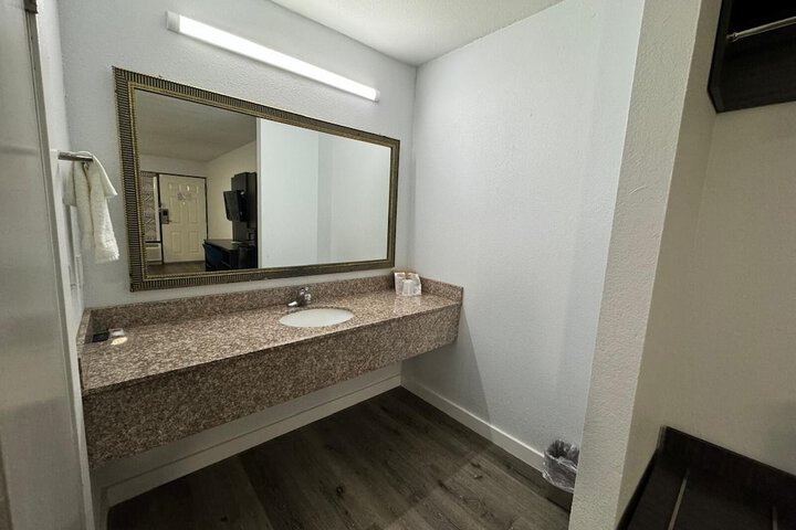 Room 4 of 15