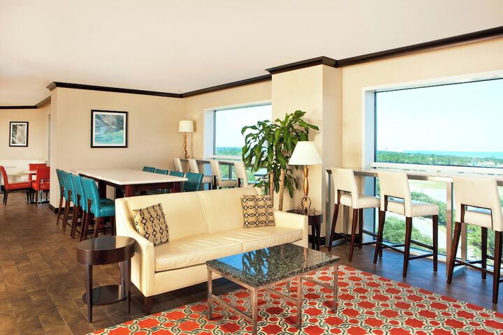 Lounge 53 of 58