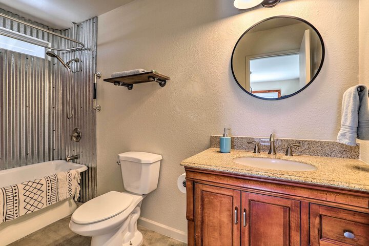 Indie-eclectic Desert Home w / Hot Tub + Patio