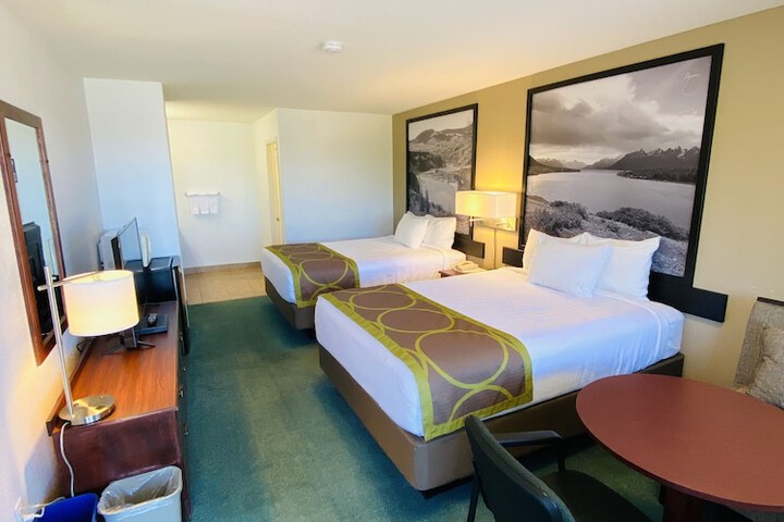 Super 8 by Wyndham 100 Mile House