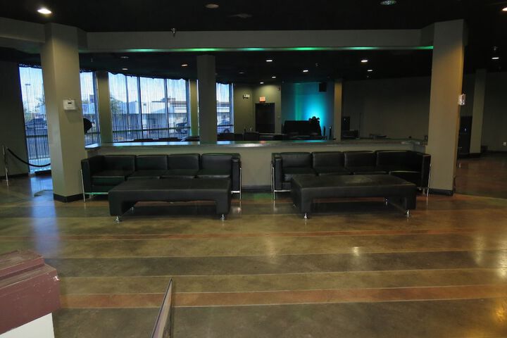 Lounge 24 of 32
