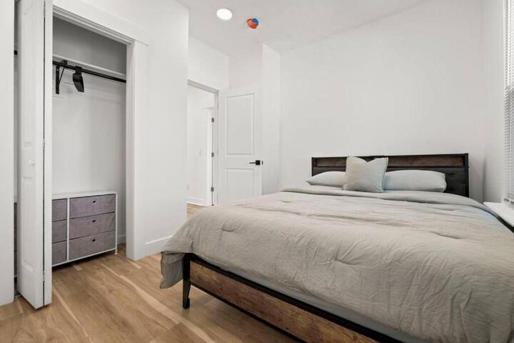 NYC Access 4BR Duplex Sleeps 10 Free Parking