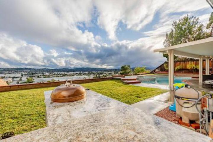 Luxurious 5B4B Home with Pool and View