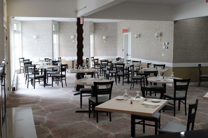 Dining 48 of 63