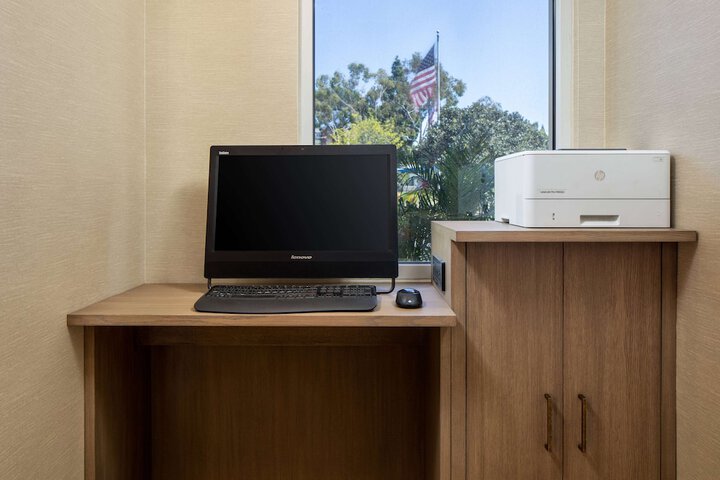 Business Center 28 of 29