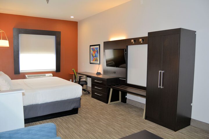 Holiday Inn Express & Suites by IHG