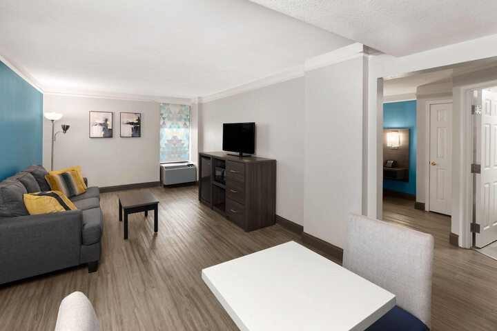 La Quinta Inn & Suites by Wyndham Houston Stafford Sugarland