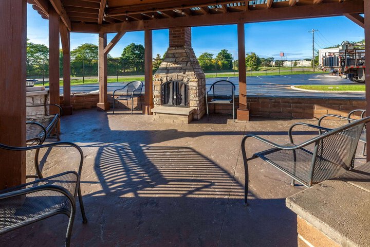 Super 8 by Wyndham Roseville / Detroit Area