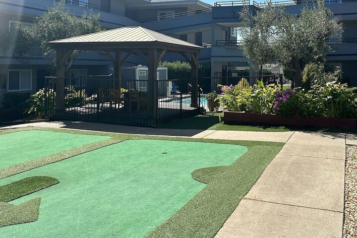 Country Inn & Suites by Radisson Monterey Beachfront-Marina, CA