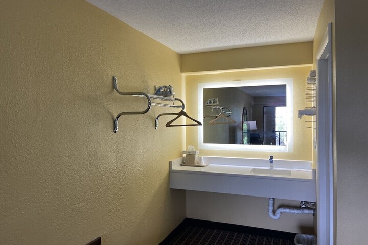 Room 21 of 21