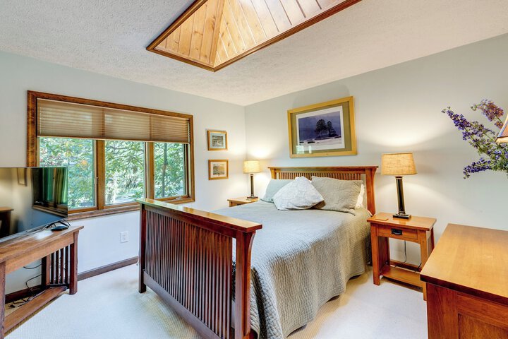Luxe Poconos Pines Home w / Beach + Amenities!