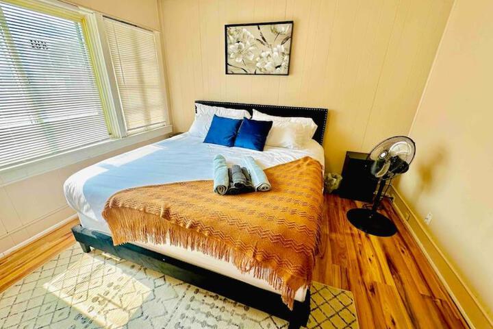 5 bedroom House King Beds 1 Bath 20 Min to Falls
