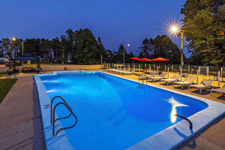 Quality Inn & Suites Garden of the Gulf