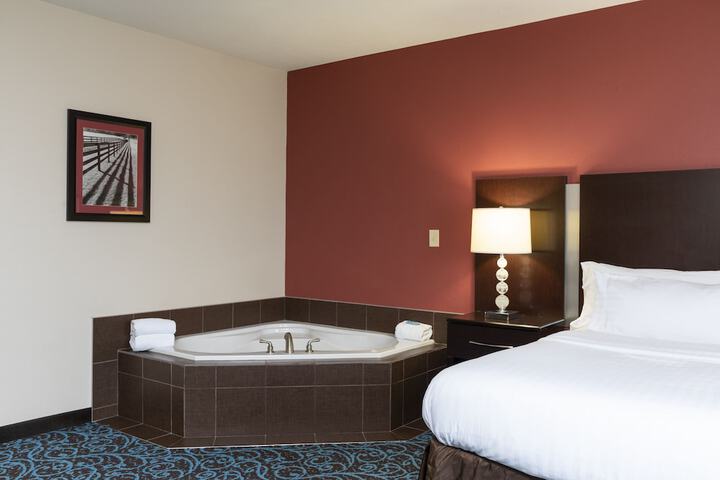 Holiday Inn Express Hotel & Suites New Philadelphia by IHG