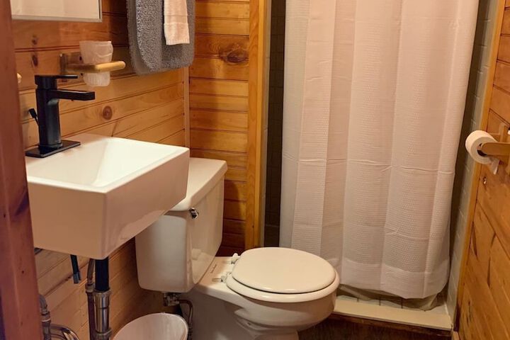 Pine Crest Motel & Cabins