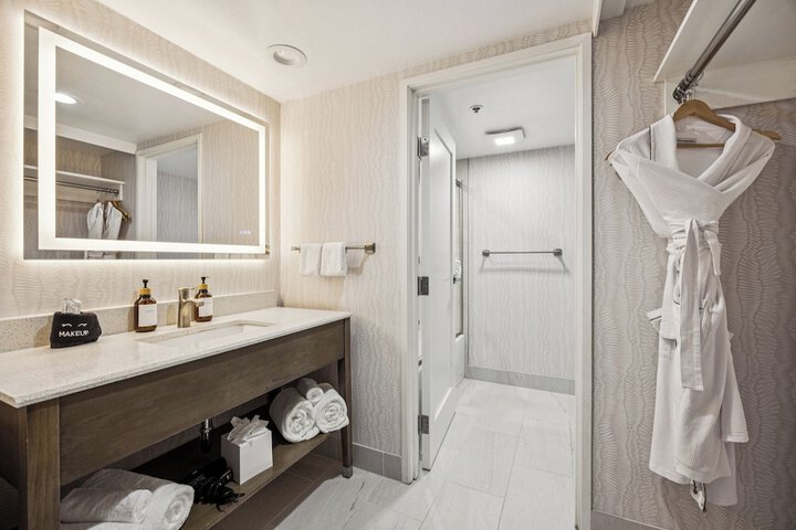 456 Embarcadero Inn & Suites