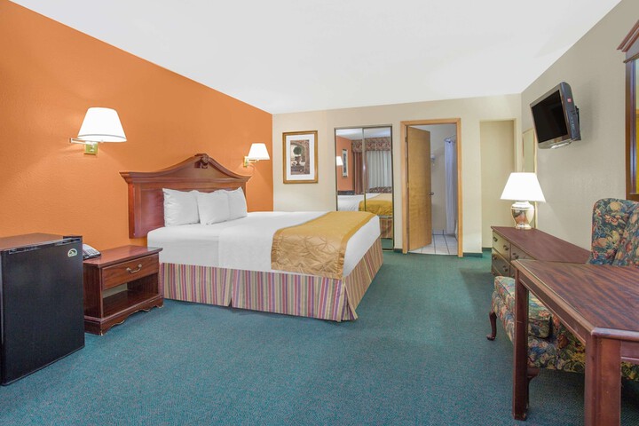 Days Inn & Suites by Wyndham Red Rock-Gallup