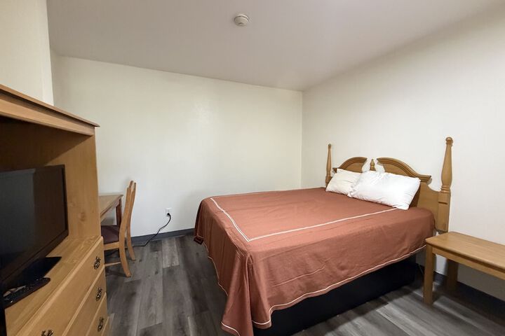 Economy Inn & Suites