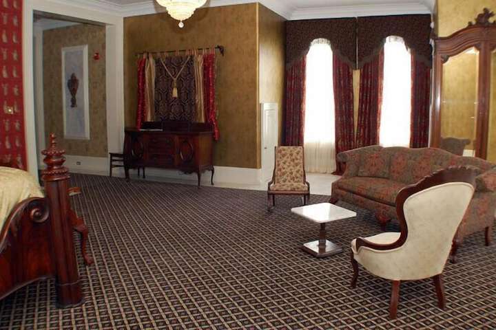 Room 13 of 38