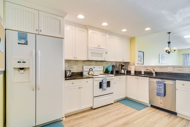 Waterfront Condo w / Water Park Walk to the Beach!