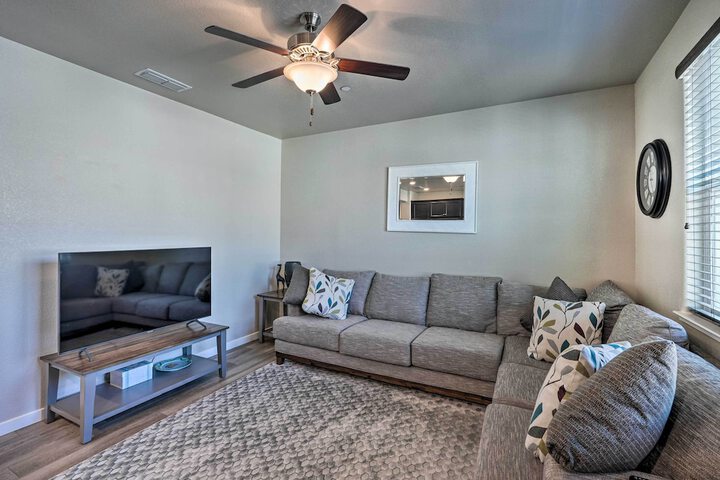 Pet-friendly Elk Grove Retreat w / Balcony!
