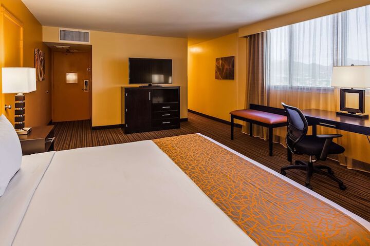 Best Western The Plaza Hotel Honolulu Airport - Free Breakfast