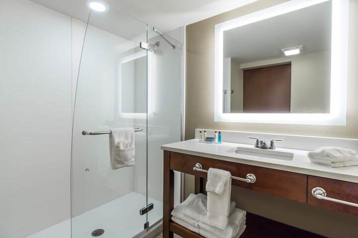 Hawthorn Suites by Wyndham Wheeling at the Highlands