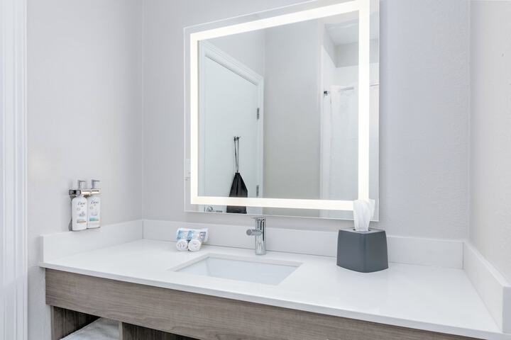 Holiday Inn Express Hotel & Suites Winnie by IHG