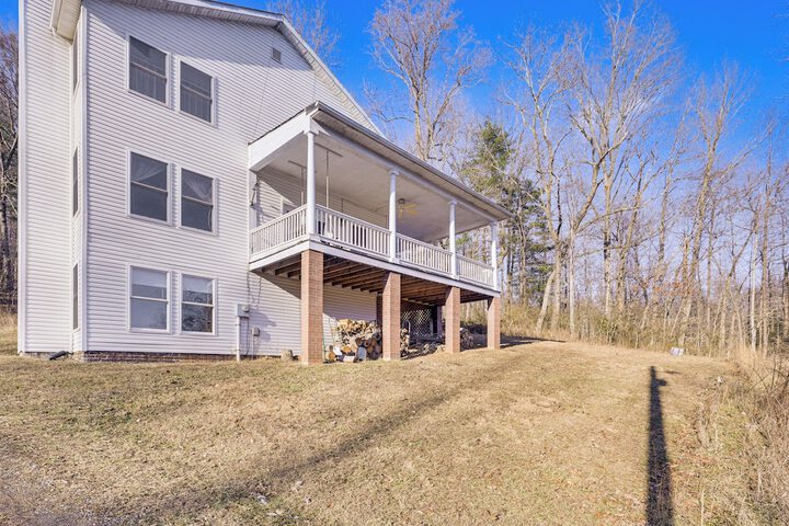 Family Home w / Game Room & Decks in Etlan!