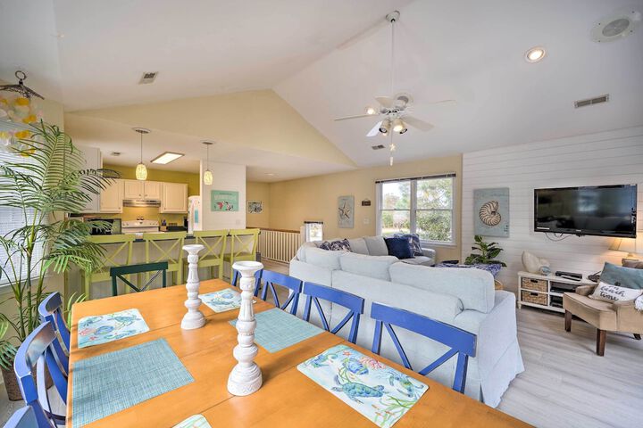 Coastal Home w / Community Pool 2 Miles to Beach!