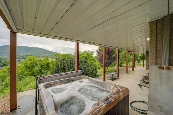 Classy Home w / Hot Tub + Mt. Jefferson Views!
