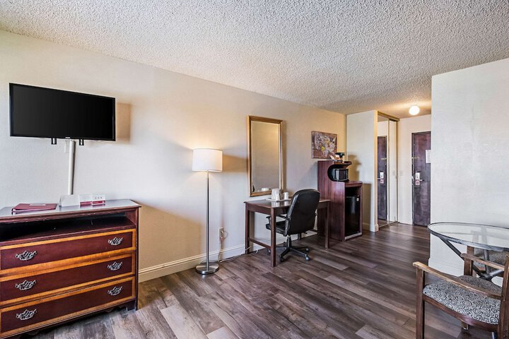 Room 21 of 34