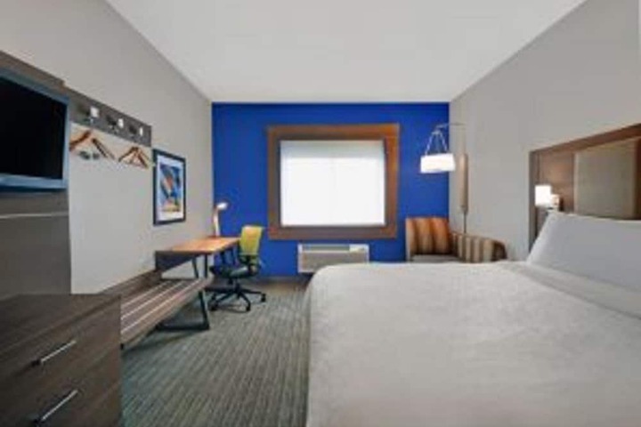 Holiday Inn Express & Suites Detroit Dearborn by IHG