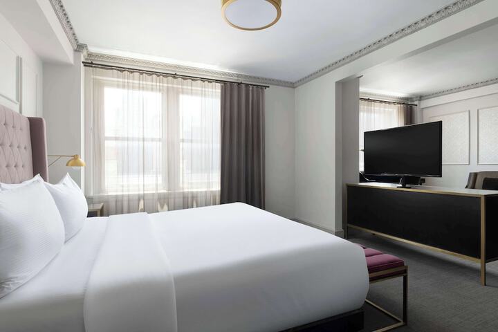 Hotel Phillips Kansas City Curio Collection by Hilton