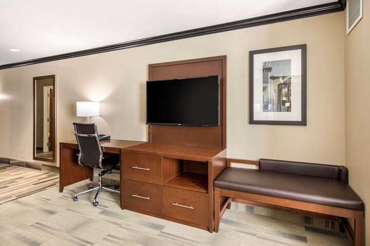 Room 16 of 38