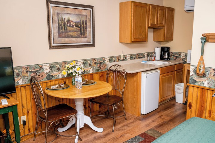 Mountain Aire Cottages Inn & Glamping