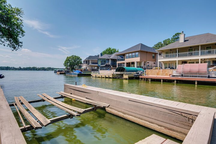 Beautiful Montgomery Home w / Lakefront Deck!