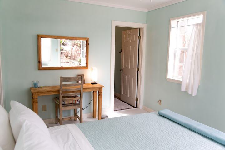 The Blue Room - Charming Studio Great Location! by RedAwning