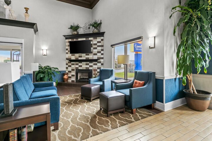 Comfort Inn & Suites Greenwood near University