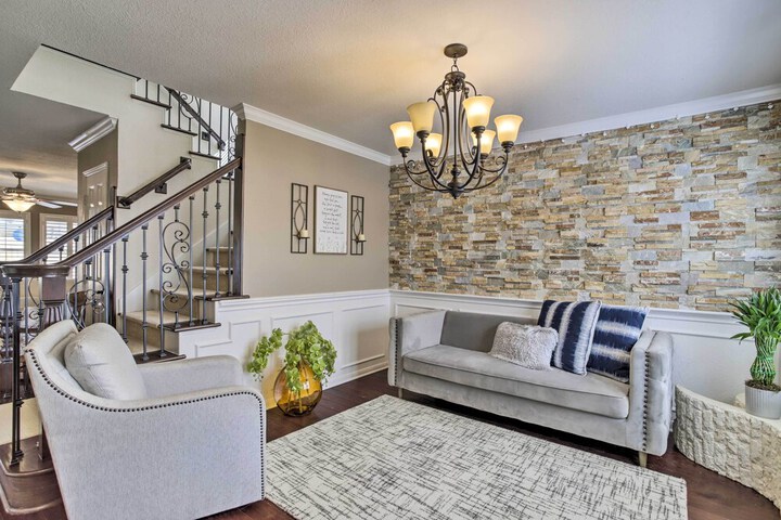 Luxe Home 30 Miles to Houston w / Pool & Grill