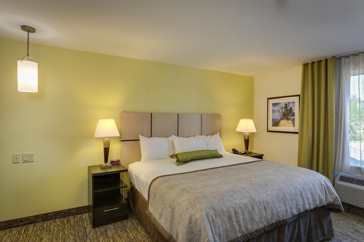 Candlewood Suites College Station at University by IHG