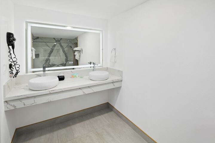 Room 10 of 28