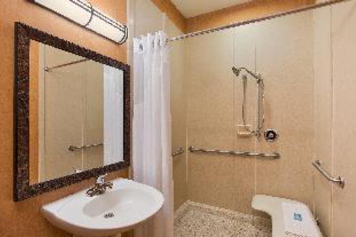 Country Inn & Suites by Radisson Springfield Downtown
